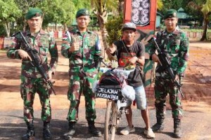 Rajip berfoto bersama Satgas Pamtas Yonif MR 411/Pdw Kostrad Pos Kout.